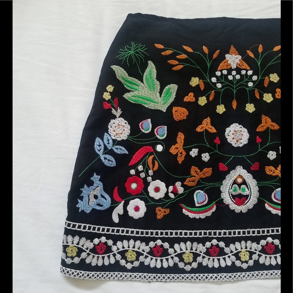 Gorgeous embroidered mini skirt!! - Picture 2 of 3